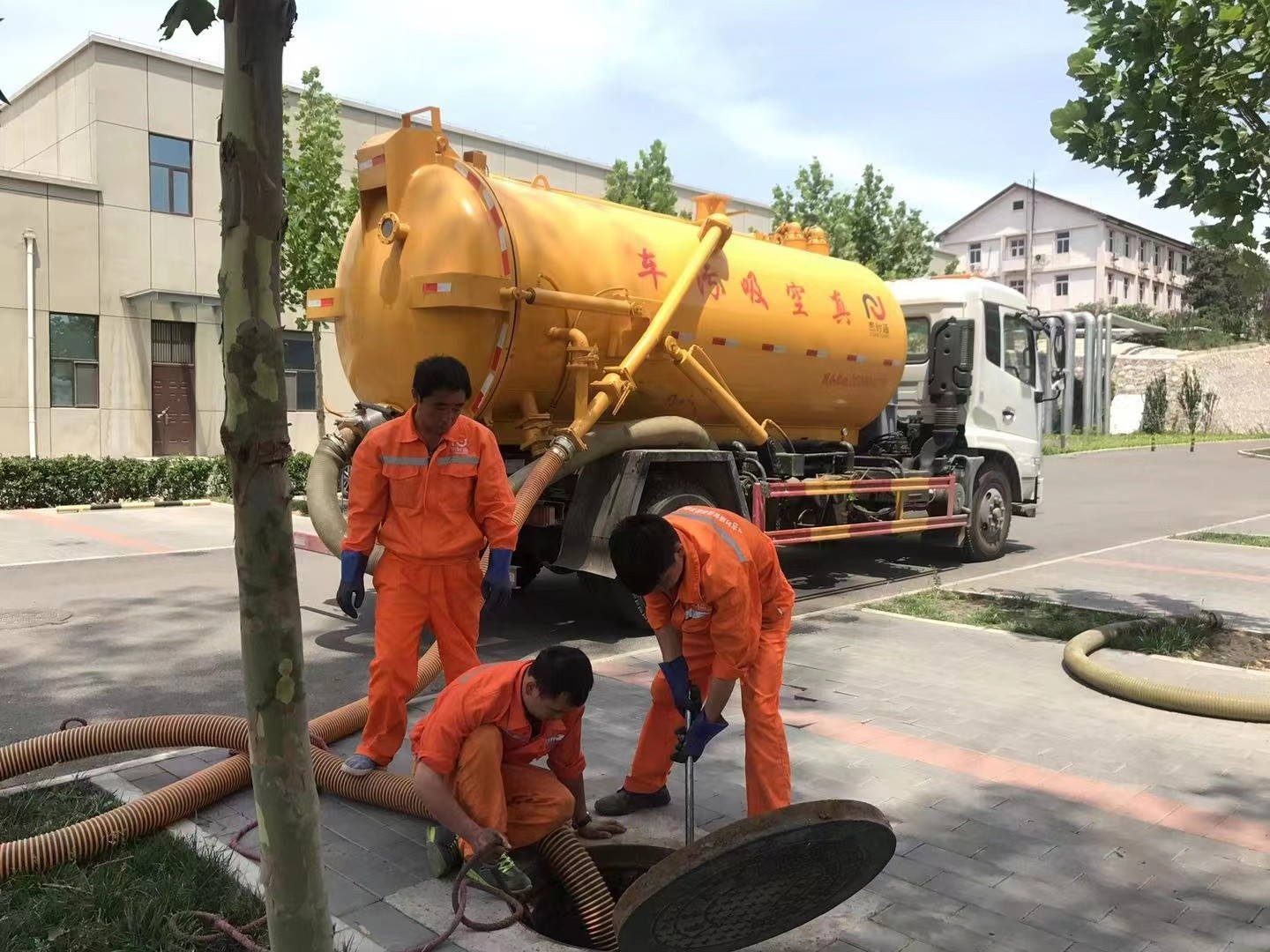 西盟管道疏通车停在窨井附近