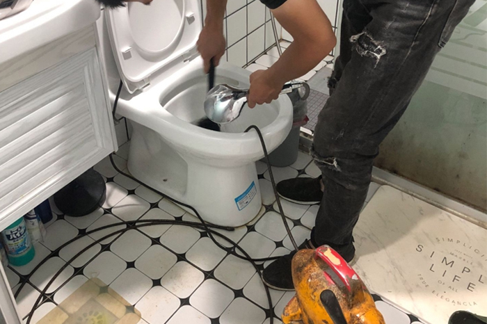 西盟马桶堵塞自己疏通还是找师傅?专业上门服务让你省时更省心